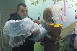  В Новозыбкове первой новорожденной 2021 года подарили коляску