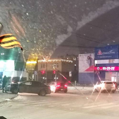 В Брянске на перекрестке возле БГУ не поделили дорогу две легковушки