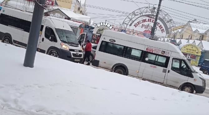 В Брянске у Бежицкого рынка столкнулись две маршрутки