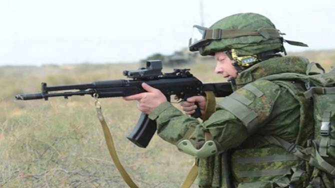 Брянских военных вооружили новыми автоматами АК-12