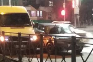 В Брянске столкнулись легковушка и микроавтобус