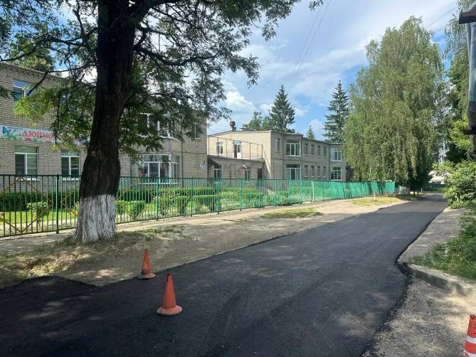 В Брянске отремонтировали дорогу к детскому садику «Дюймовочка»