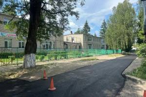 В Брянске отремонтировали дорогу к детскому садику «Дюймовочка»