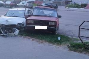 В Брянске водитель «ВАЗ» врезался в иномарку и сломал рёбра