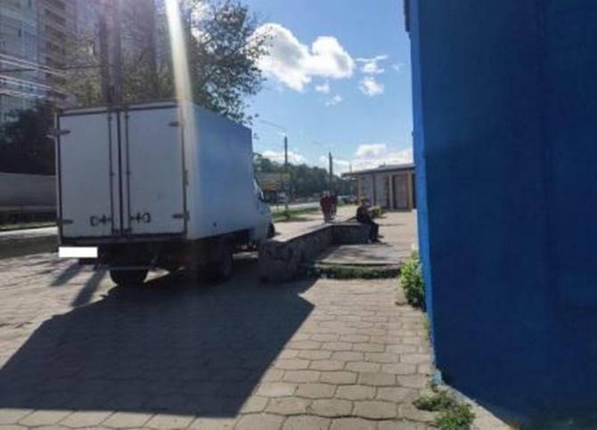 В Брянске водитель «ГАЗели» сломал ребро 64-летней пенсионерке