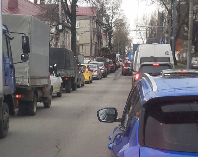 В Брянске из-за дорожников встала в пробке улица Урицкого