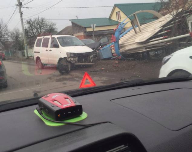 В Брянске два автомобиля снесли стелу «Чашин курган»