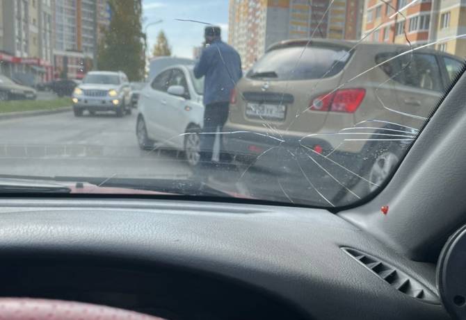 В Брянске на улице Горбатова столкнулись две легковушки 