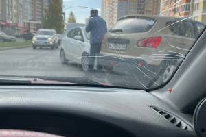 В Брянске на улице Горбатова столкнулись две легковушки 