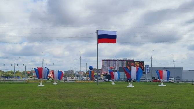 В Фокинском районе Брянска появилась новая флаговая инсталляция