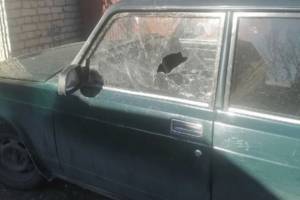 В центре Брянска вандалы разбили стекло в автомобиле ВАЗ
