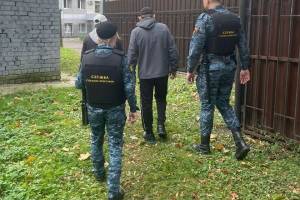 В Брянске приставы задержали копающих землю двоих наркоманов возле районного суда