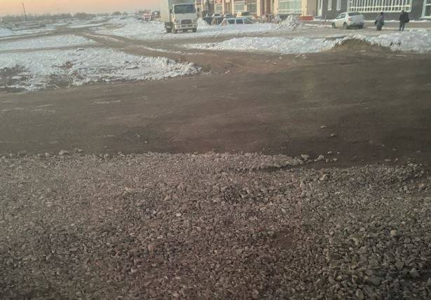 В Брянске засыпали гравием грязное месиво на улице Горбатова