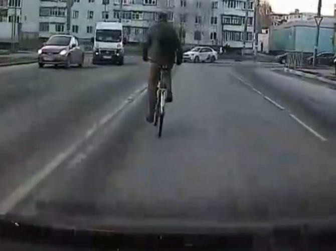 В Брянске сняли на видео велосипедиста-камикадзе