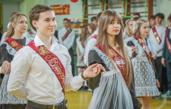 В школах Брянска для прозвенел последний звонок