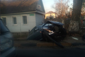 В Брянске на улице 2-й Мичурина автомобиль вылетел в кювет