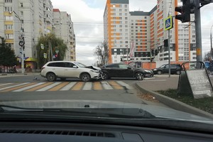 В Брянске на улице Дуки не поделили дорогу два автомобиля
