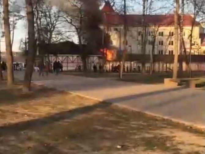 В Майском парке Брянска загорелось кафе «Гранат»