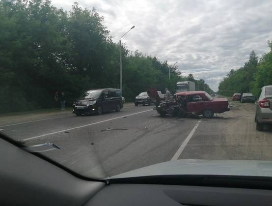 В Брянске на Речной в жуткое ДТП попали «Жигули» и автомобиль такси