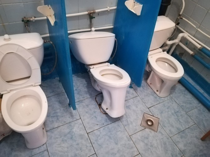 В Брянске заведующая детсадом «Юбилейный» узнала о разбитых туалетах от журналистов
