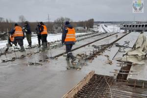 В Брянске на Славянском мосту продолжаются работы на восьмом пролете