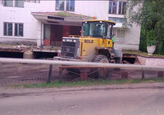 Стирают с лица земли: В Новозыбкове демонтировали ступеньки станкостроительного завода