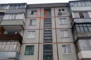 В Брянске с пятиэтажки по улице Рылеева нависла смертельно опасная сосулька