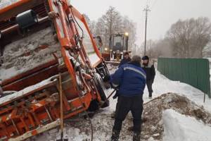 Под Брянском спасли застрявший в снегу мусоровоз