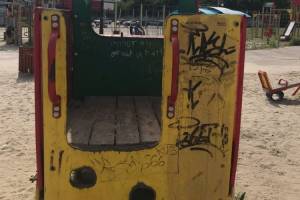 В Брянске пожаловались на ужасы детской площадки возле бежицкой «Линии»