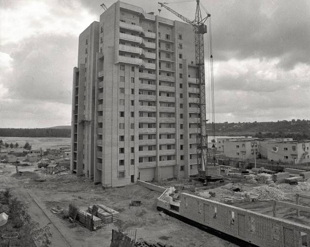 Брянцам показали стройку многоэтажки в микрорайоне Московском в 1990 году