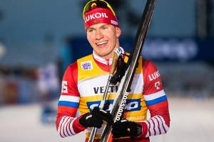 Большунов победил в масс-старте на «Ски туре»
