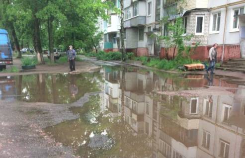 В Брянске после дождя на улице Камозина затопило двор