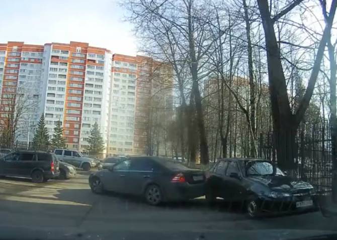 В Брянске водитель Ford протаранил припаркованный Daewoo
