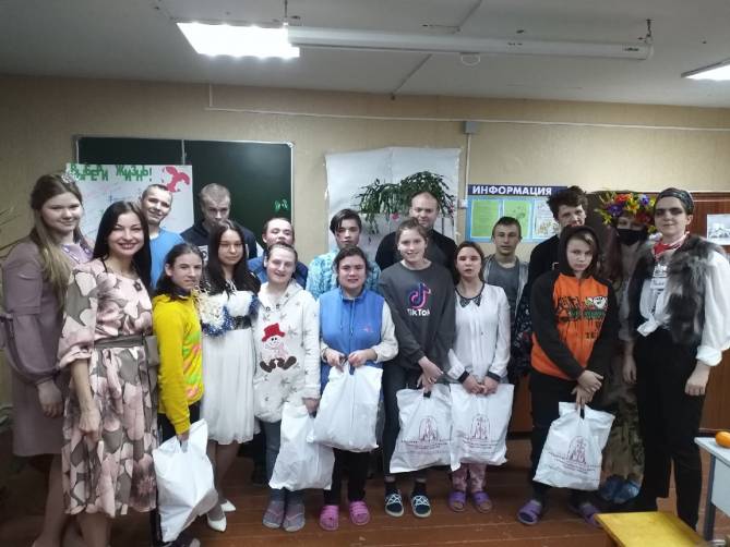 Брянские волонтеры устроили праздник для инвалидов и подростков-сирот