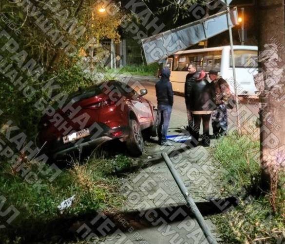 В Брянске водитель легковушки сбил дорожный знак