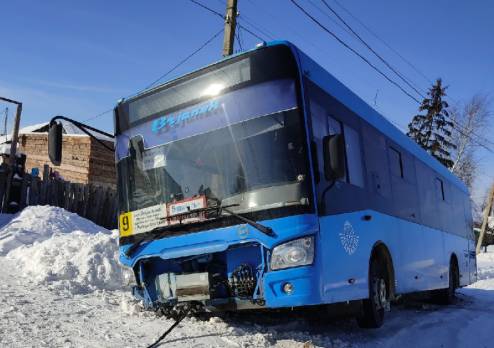 В Брянске автобус №9 попал в серьезную аварию