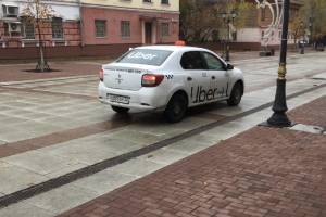 В Брянске водитель такси Uber выкатился на бульвар Гагарина 