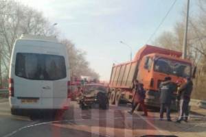 В Жуковском районе столкнулись два грузовика и легковушка