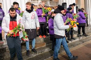 В Брянске волонтёры и художники поздравили женщин с 8 Марта