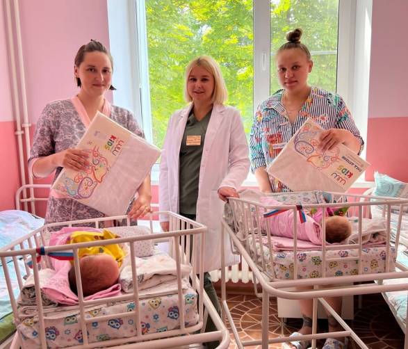 В Брянске поздравили мам малышей, родившихся в День России