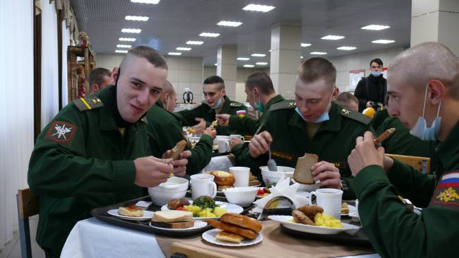 Брянских военных накормили сказочным обедом в День повара