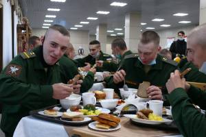 Брянских военных накормили сказочным обедом в День повара