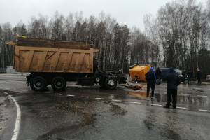 В Брасовском районе у самосвала оторвало кабину после столкновения с фурой