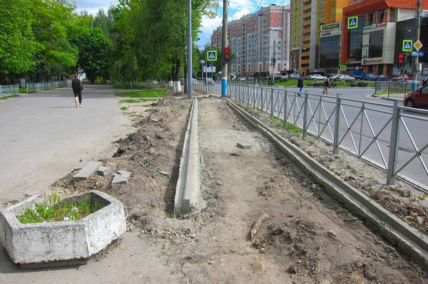 В Брянске на улице Бежицкой строят тротуары