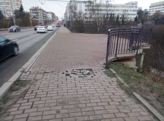 В Брянске начал разваливаться тротуар по проспекту Ленина 