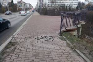 В Брянске начал разваливаться тротуар по проспекту Ленина 
