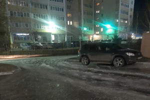 На улице Романа Брянского дорога превратилась в ледяную горку