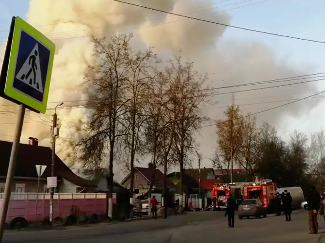 В Брянске сняли на видео горящий автосервис