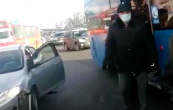 В Брянске у ТЦ «Кромской» легковушка протаранила автобус