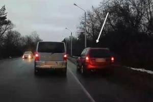 В Брянске водителя Subaru наказали на опасный обгон по обочине